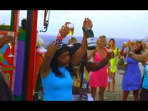 Kukoo Kunuku Bar hopping Party Bus Aruba